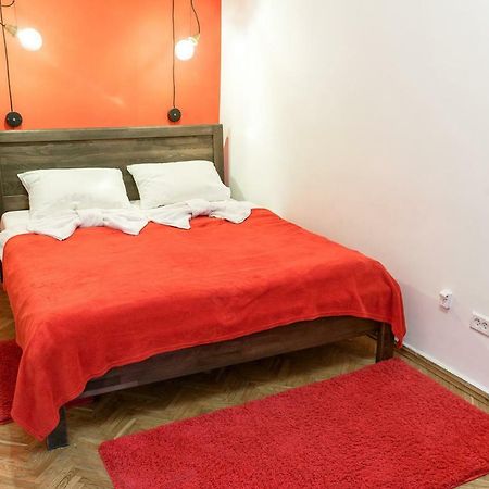 Red & Yellow Apartment Lviv Buitenkant foto